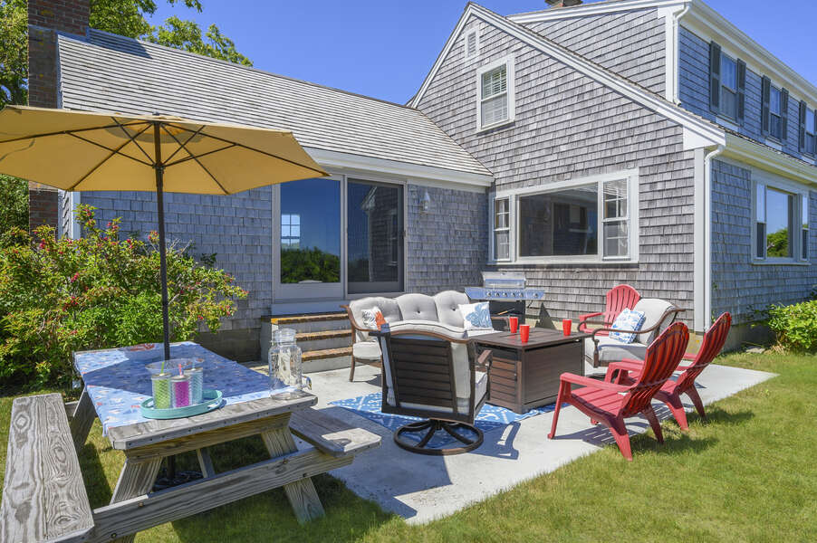 Dining and outside sitting - 229 Scatteree Road Chatham Cape Cod - New England Vacation Rentals
