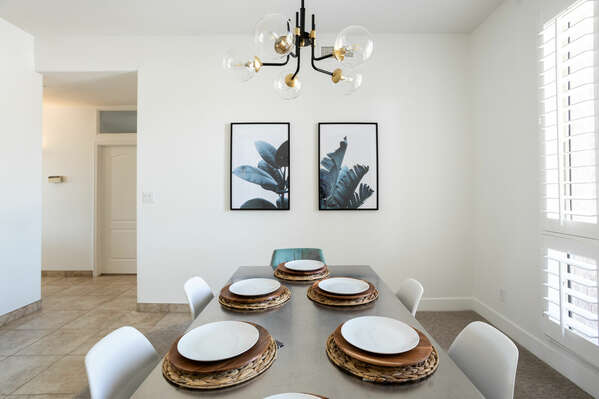 Formal Dining Area w/ Seating for 6