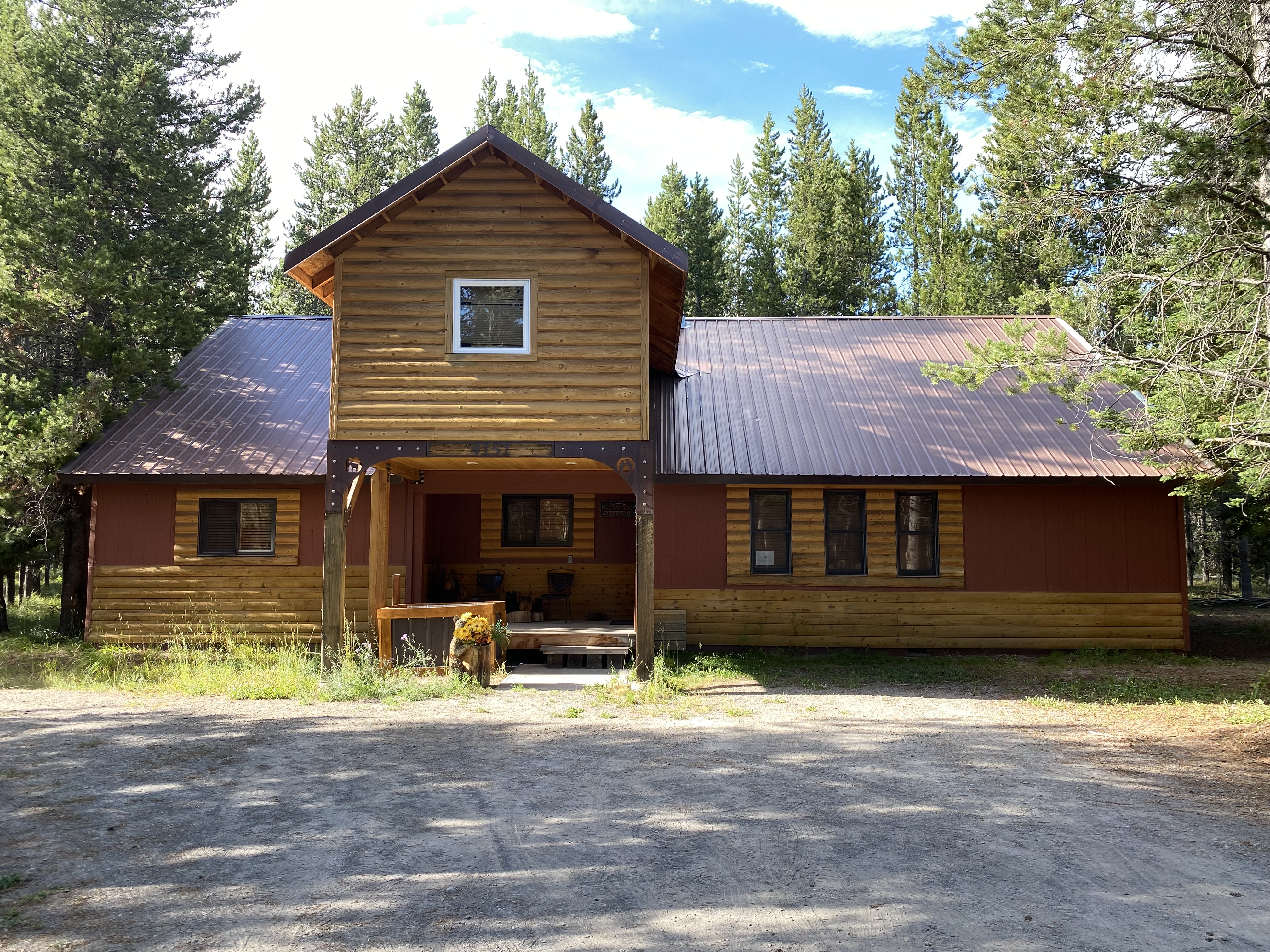 Bears Den* 5Br, 2Ba, Pet Friendly, Wifi, Bbq Grill, 24 Miles to Yellowstone