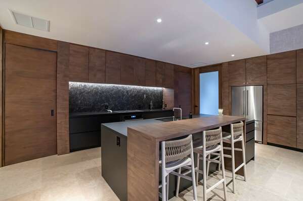 Modern and fully equipped kitchen