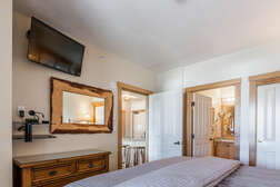 Master Bedroom - King Bed  with  En-Suite Full Bathroom / Flat Screen TV