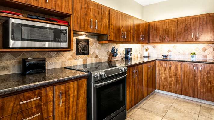 Fully equipped, beautiful Koa wood cabinets, granite counter tops