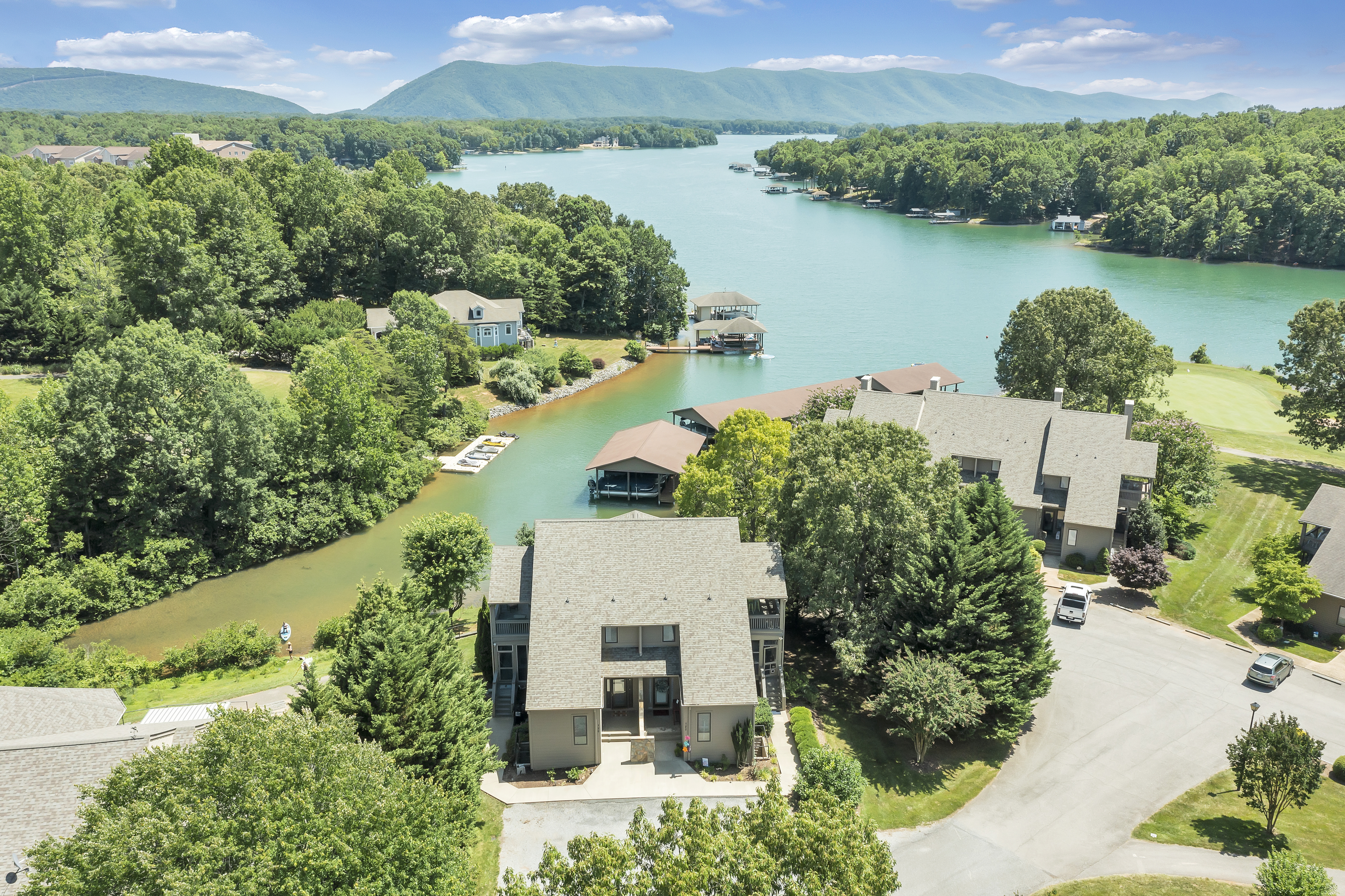 LAKE Tranquility: 4 Br Lakefront home with golf.
