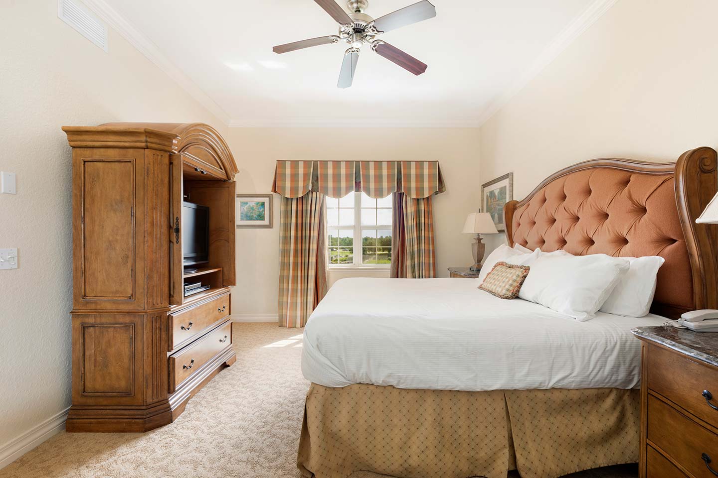 [amenities:mater-bedroom:2] Master Bedroom