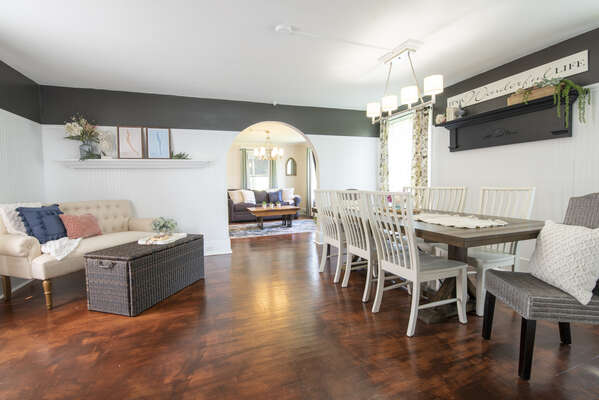 Large dining and sitting room.Beautiful sunlight, plenty of seating, and a relaxing ambiance!