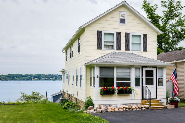 Unbelievable charm and amazing lake views await you!!