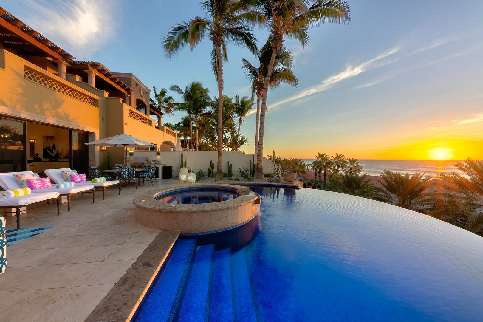 Side view of the pool and hot tub of this villa in Los Cabos.