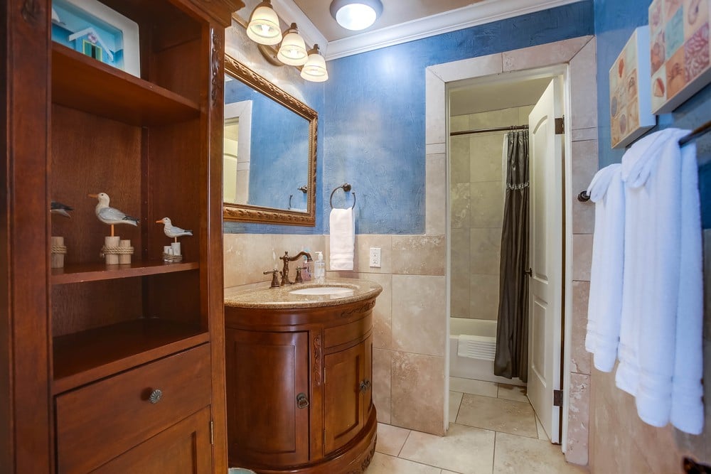 Guest full bathroom with storage space