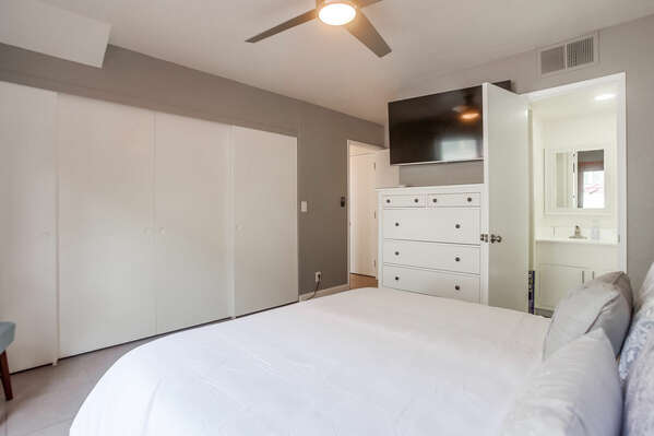 Guest Bedroom w/ Queen Bed, En-Suite Bathroom & Access to Ground Level Patio - 1st Floor