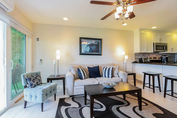 The kitchen, dining area, and living room are situated before a private lanai at Kona Isle D1