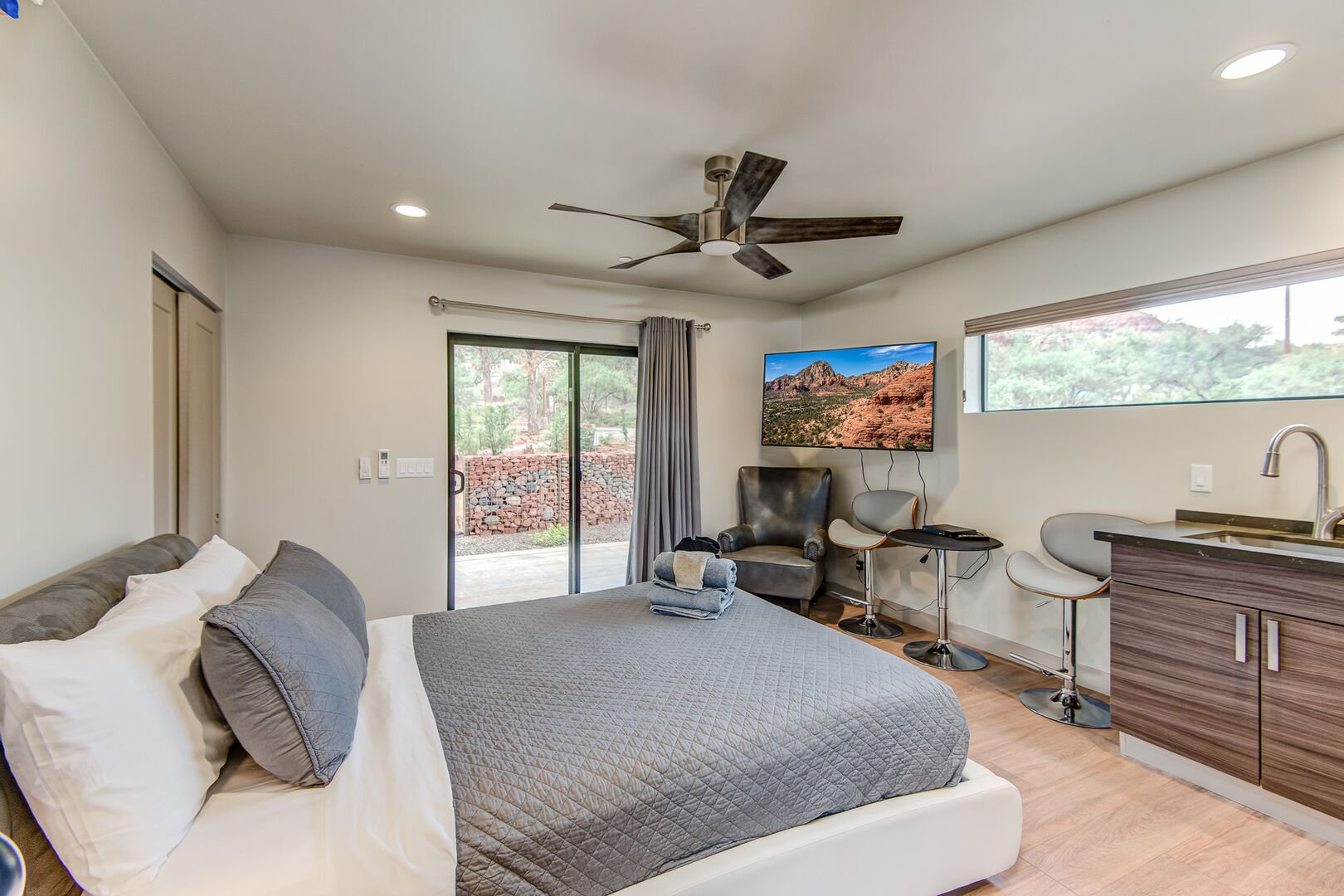 1st Level Casita with a Queen Bed and Smart TV