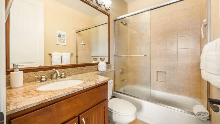 En-suite Guest bedroom 2 with tub/shower combination