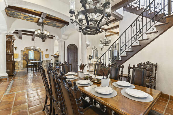 Dining room with seats up to 8 guests