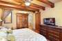 Master Bedroom Upstairs / King Size Bed / NEW AC & Heat / Smart TV /  Wi - Fi