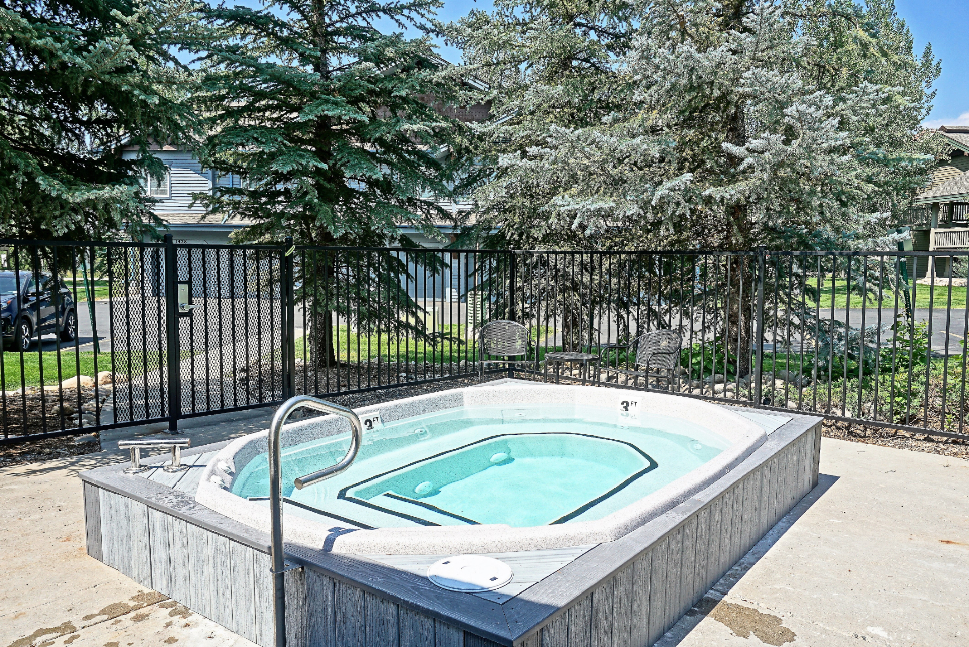 Heated Private Garage, Hot Tubs, Private Washer/Dryer, On Free Bus Route | Photo 2