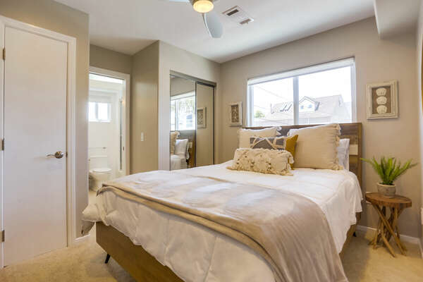 Guest Bedroom w/ Queen Bed & En-Suite - 2nd Floor