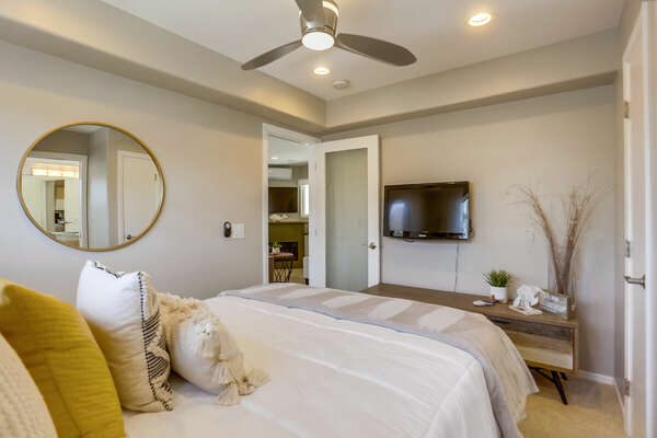 Guest Bedroom w/ Queen Bed & En-Suite - 2nd Floor