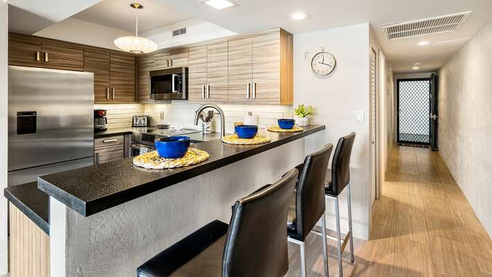 Fully equipped kitchen with a breakfast bar