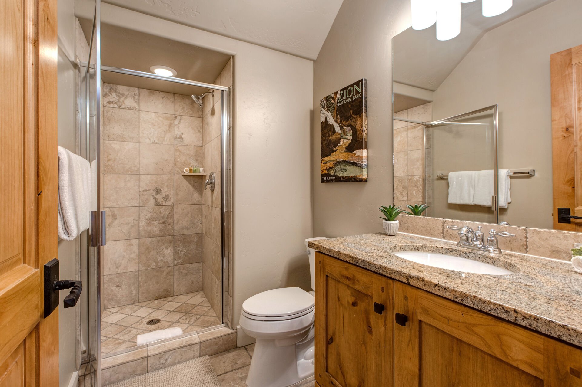 Main Level shared full bathroom with tiled shower