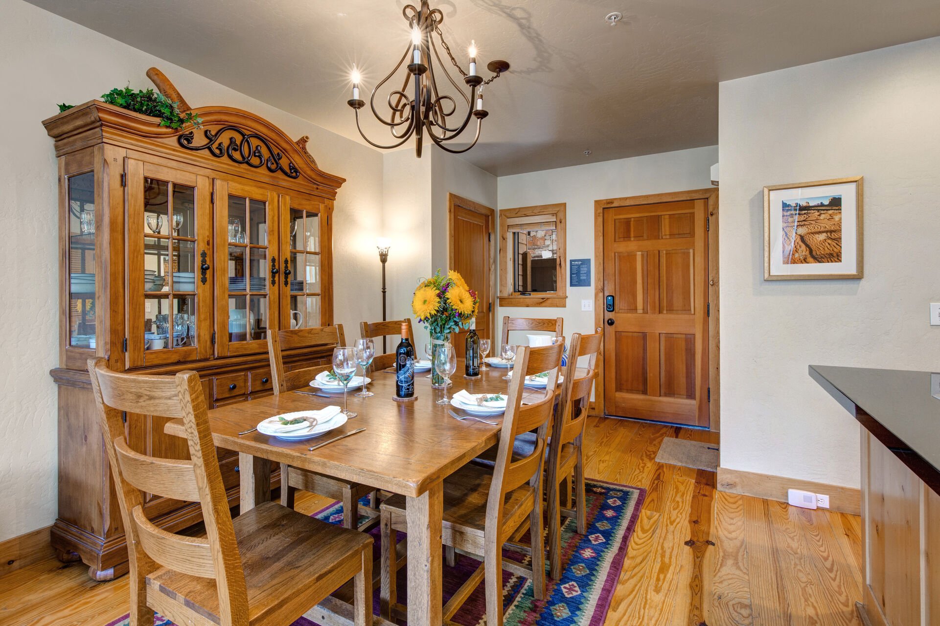 Dining Area with seating for 6