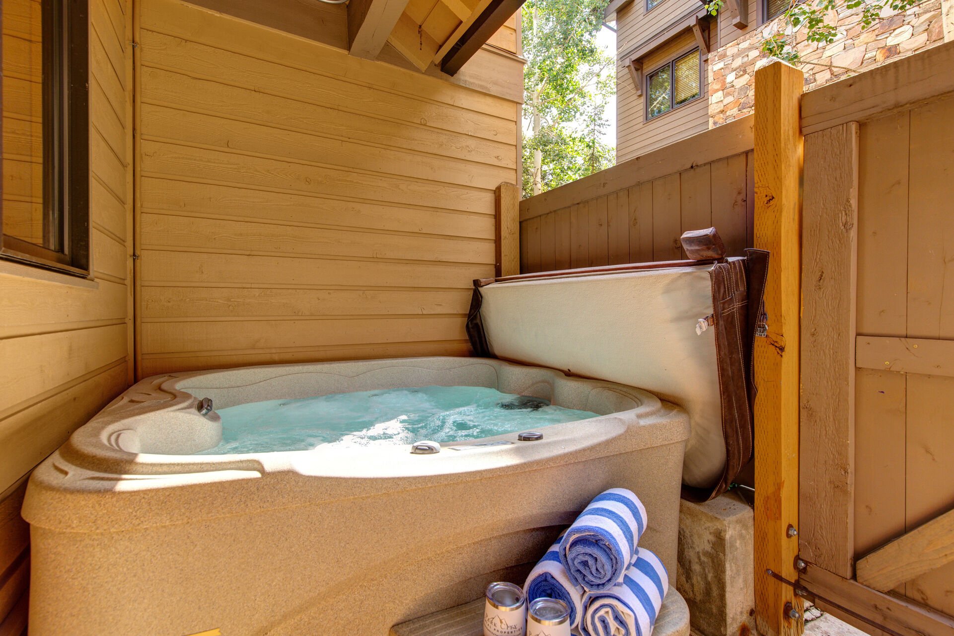 Front Entryway Private Hot Tub