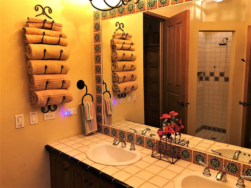 Full Downstairs bathroom / Vanity Mirror / Shower/ Beach Towels