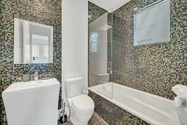 The en suite bathroom features a combined tub shower