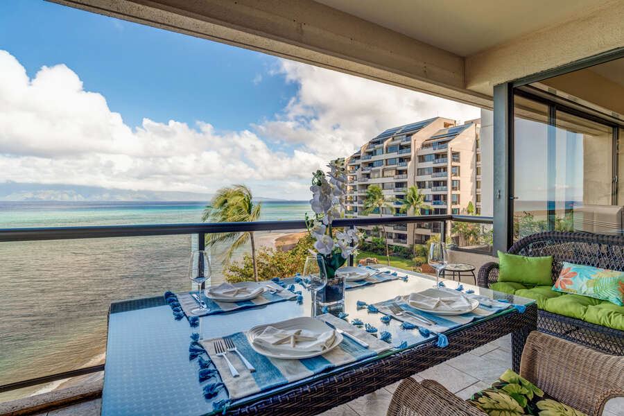 Main Lanai With Large Table and Setee Bench to enjoy breakfast!