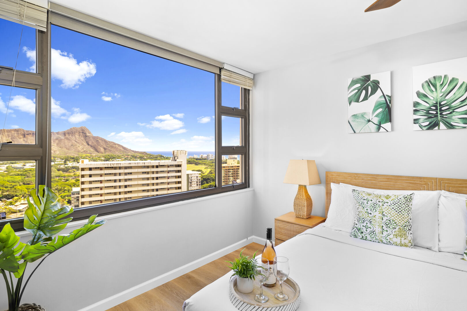 King-size bed with stunning Diamond head views!