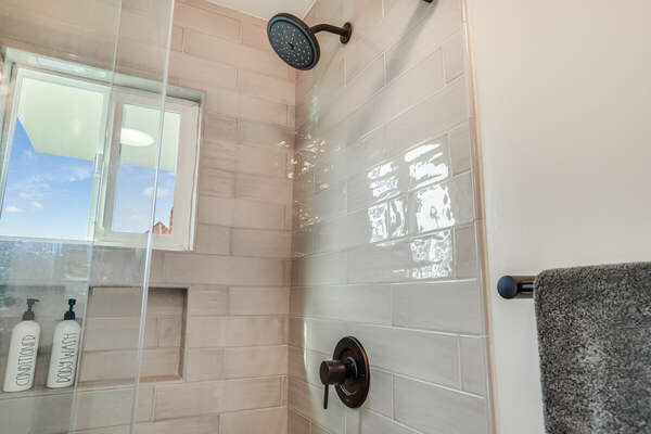 Master En-Suite Bathroom w/ Shower