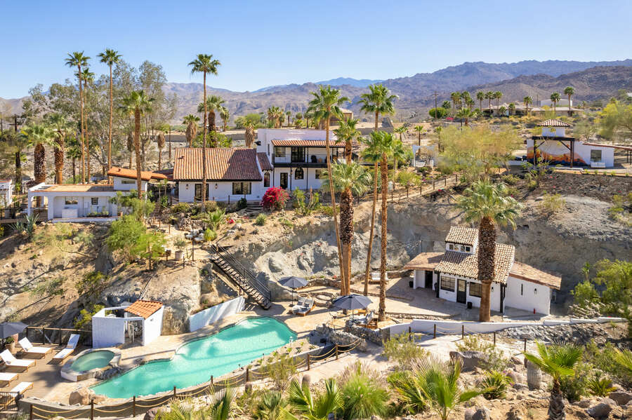 Nestled in the cliffs of Palm Desert, Casa Tierra offers panoramic views of the outdoor oasis right outside.
