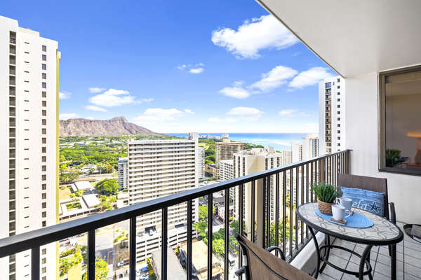 Gorgeous Diamond head and Ocean views from the balcony.