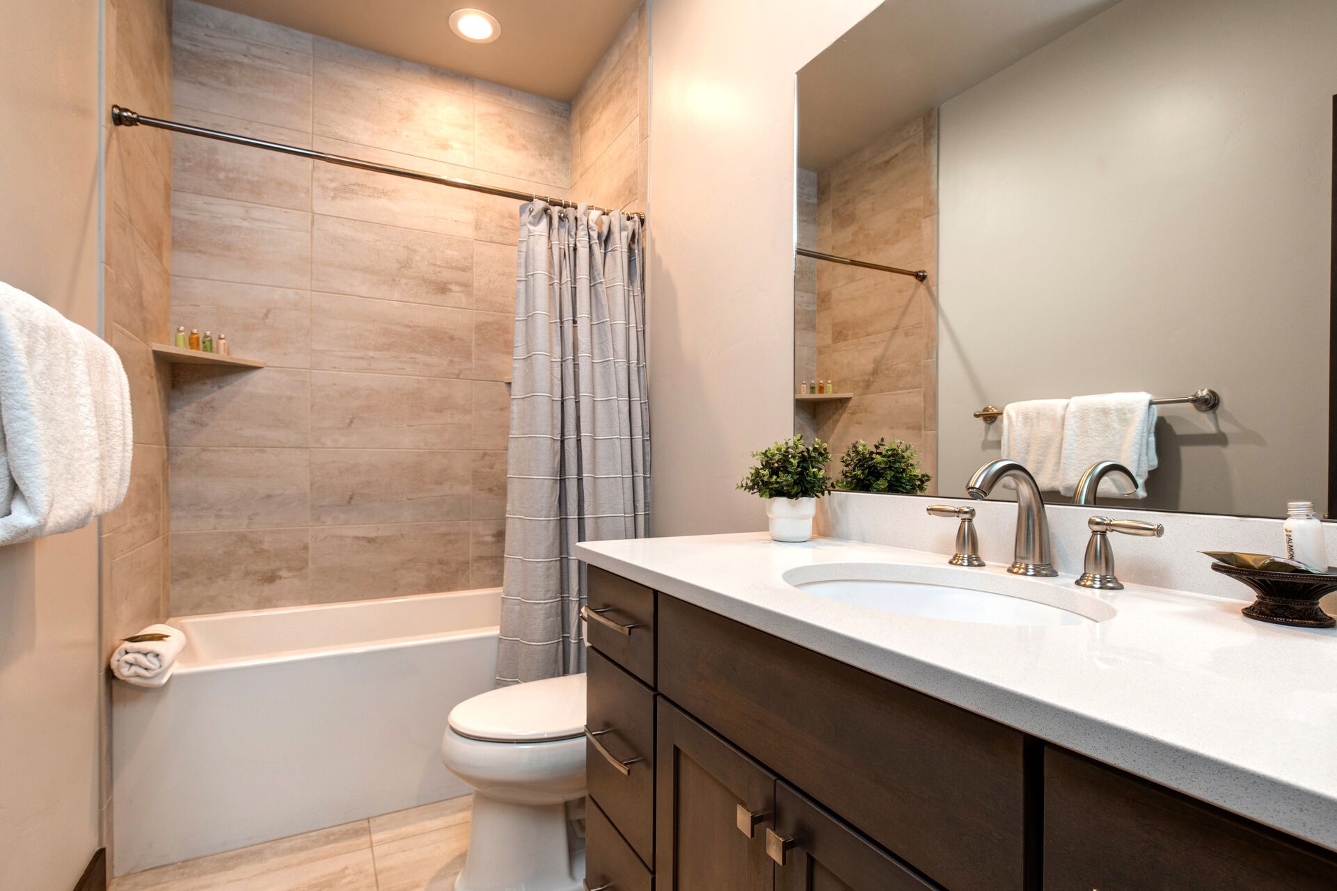 Main Level Full Shared Bath with a Tub/Shower Combo