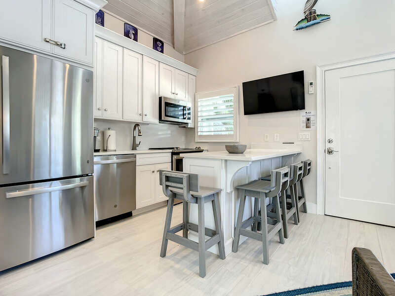 Studio, fully equipped kitchen and seating arrangements for 4 guests to enjoy.