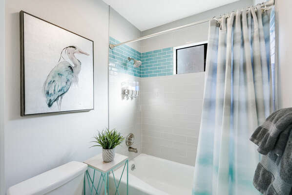 Guest En-Suite w/ Tub Shower - 1st Floor