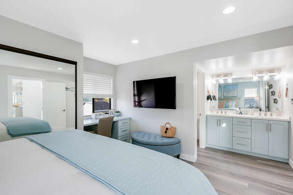 Master Bedroom w/ King, WFH Deck, & En-Suite - 2nd Floor