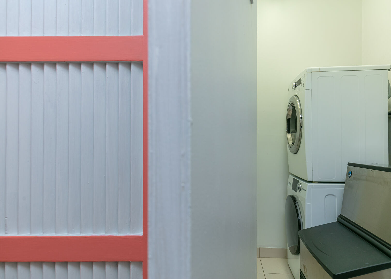 There are common area laundry facilities for guest use at Salt Aire Key.