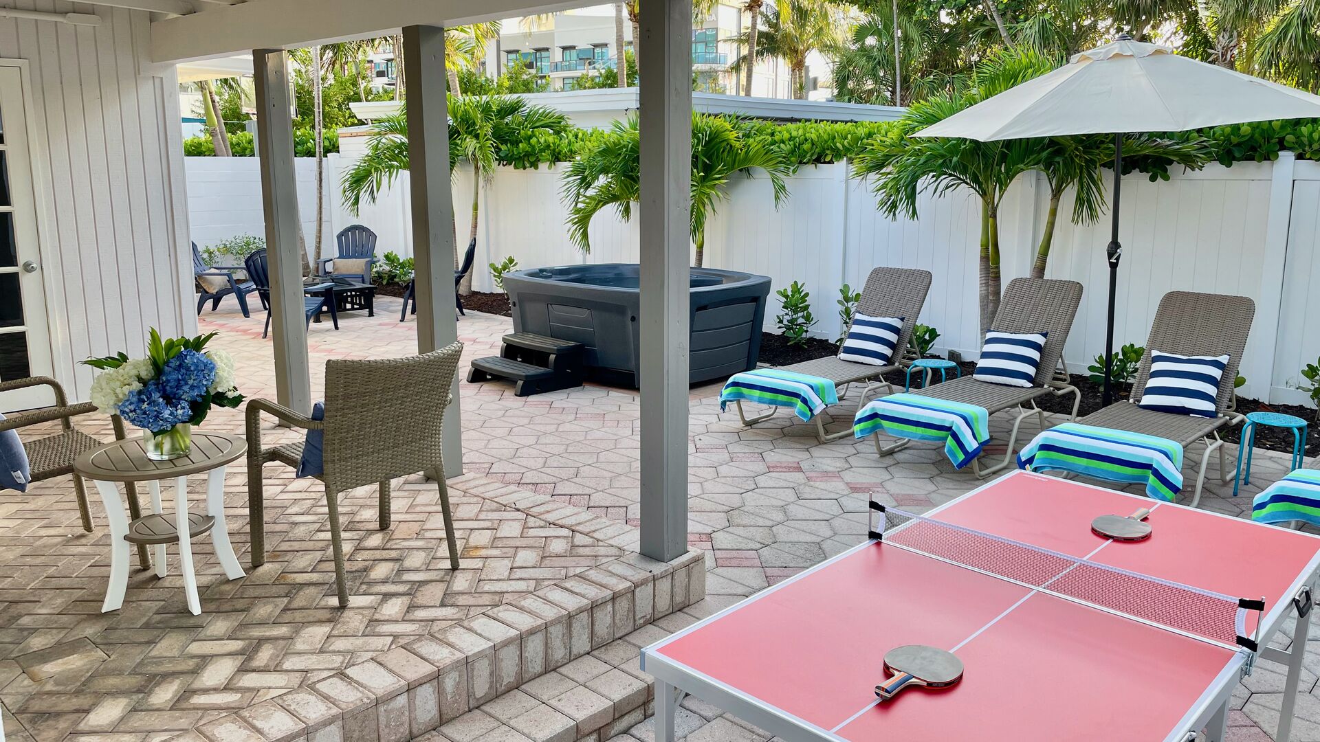 Outside, you will find a world of relaxation! There are plenty of lounging chairs, perfect for bathing in the famous Florida sun. There is also a ping-pong table, and a hot tub!