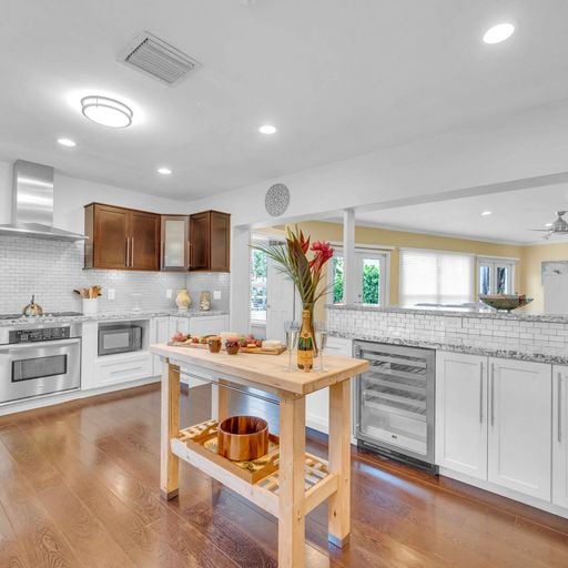 Fully equipped kitchen with a  breakfast nook with seating for four.