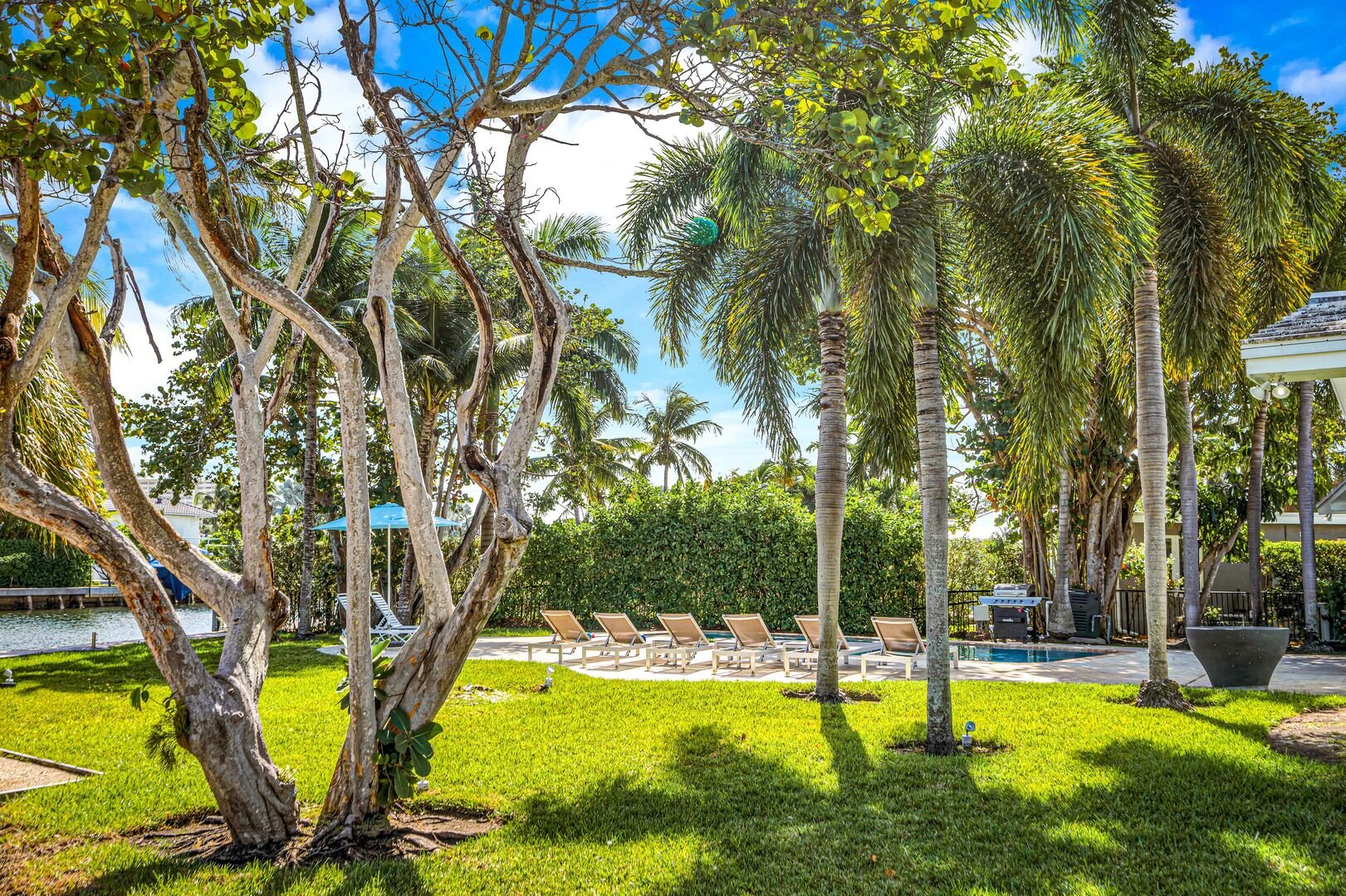 Ample garden with a heated pool and 180'' of waterfront.