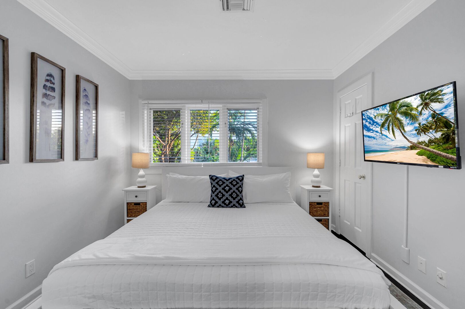 The sixth bedroom features a queen size bed and a Smart TV.