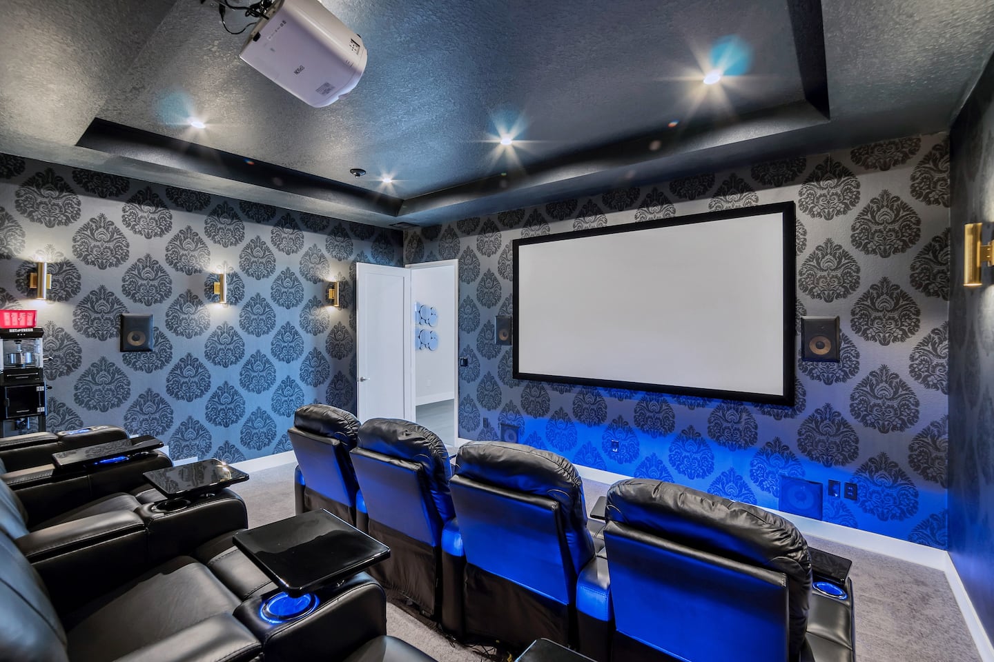 [amenities:theater-room:1] Theater Room