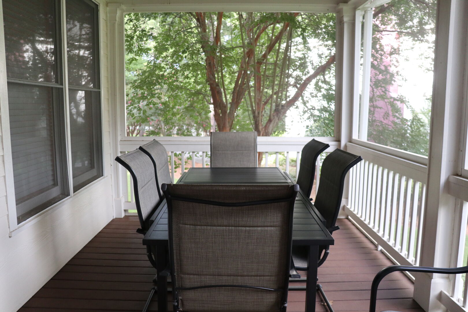Screened Porch w/ Dining Table