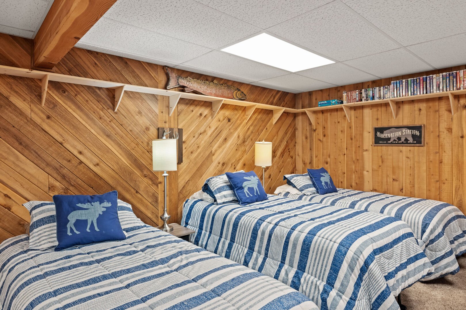 Moose Jam ~ shared common room on lower level w/ 5 twin size beds