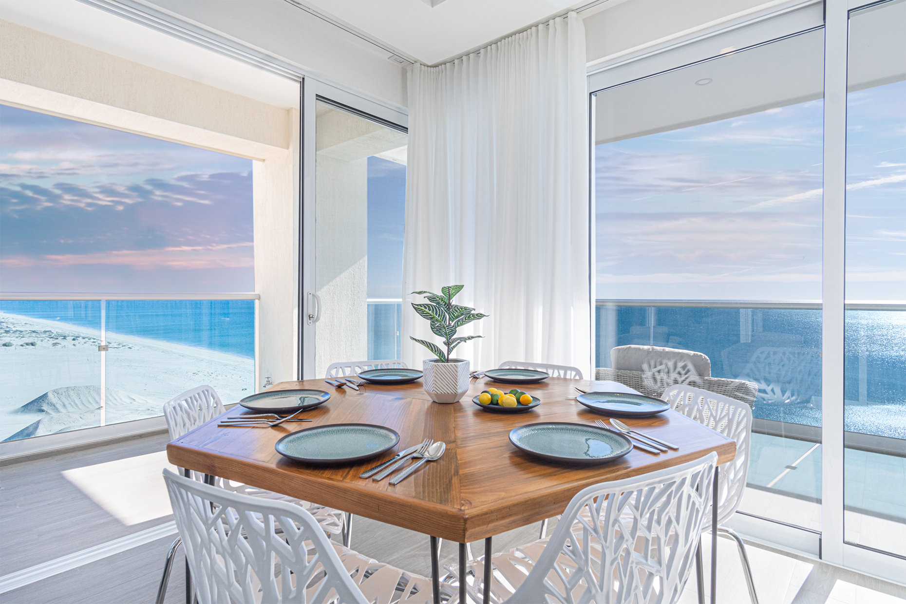 The dining table lets six of you enjoy expansive ocean front views while dining.