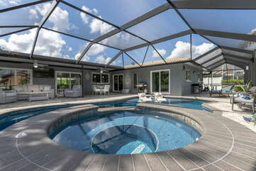 Heated pool and spa vacation rental in Cape Coral, Florida.