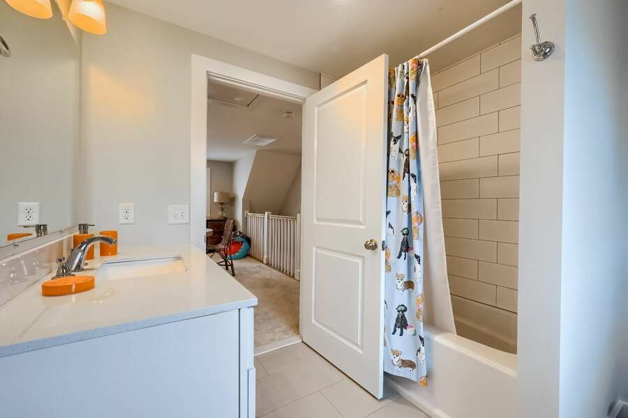 Bathroom 2 tub/shower combo-Jack and Jill to Bedroom 2 - 129 Hardings Beach Rd Chatham-Cape Cod-New England Vacation Rentals