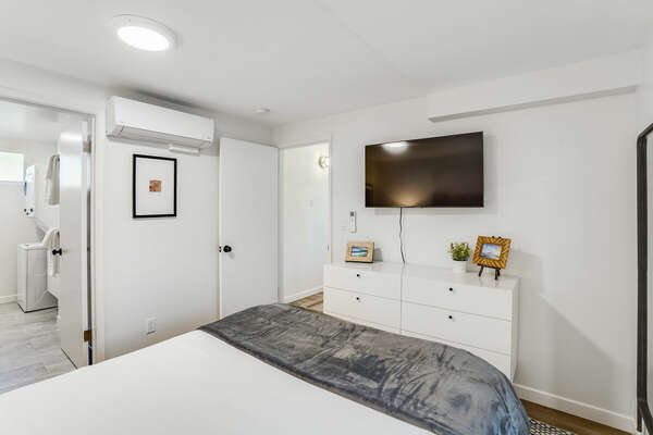 Guest Bedroom w/ Queen, En-Suite Bathroom & Washer/Dryer