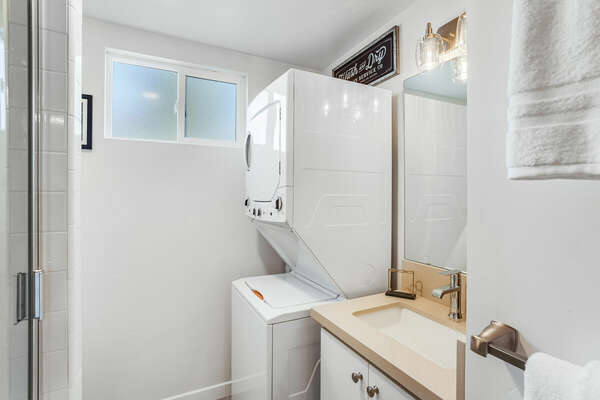 Guest En-Suite Bathroom w/ Shower & Washer/Dryer