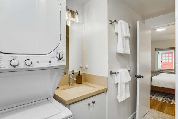 Guest En-Suite Bathroom w/ Shower & Washer/Dryer